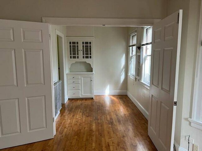 Building Photo - 560ft2 - Prime location! One block to UCB
