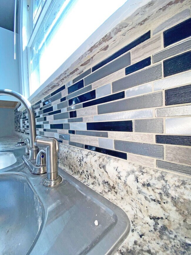 Building Photo - Beautifully Remodeled Single-Family Home i...