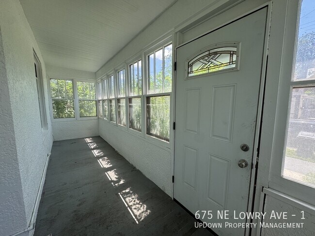 Foto del edificio - 675 NE Lowry Ave