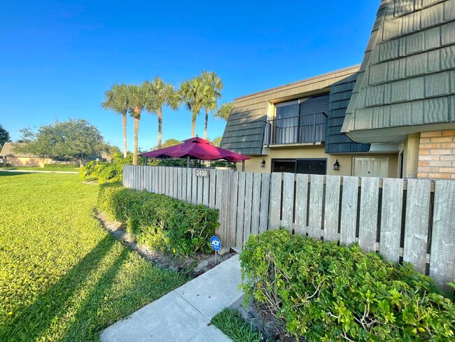 Building Photo - Beautiful Townhome in West Palm Beach!