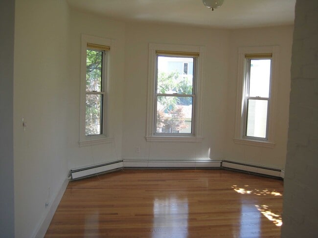Building Photo - 71 Putnam Ave