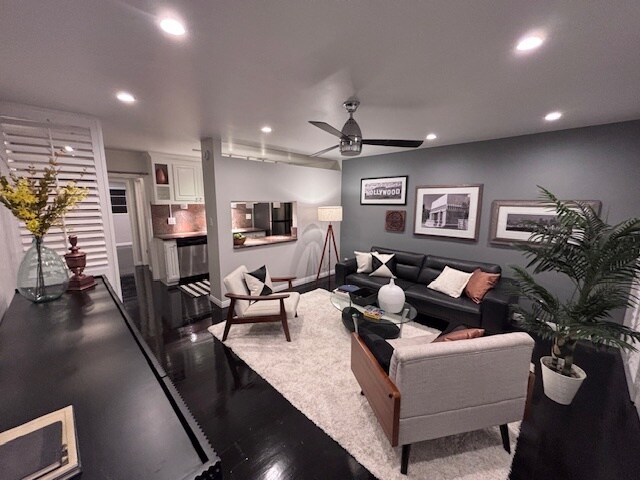 Foto del edificio - 1255 N HARPER Ave