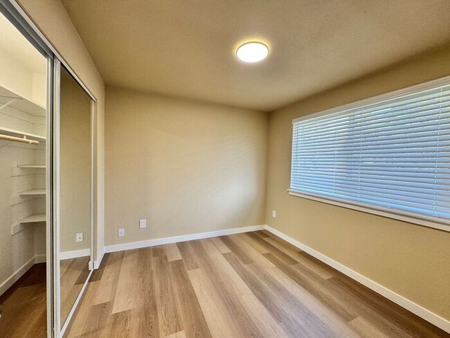 Building Photo - AVAILABLE NOW! Newly Renovated 2 Bedroom D...