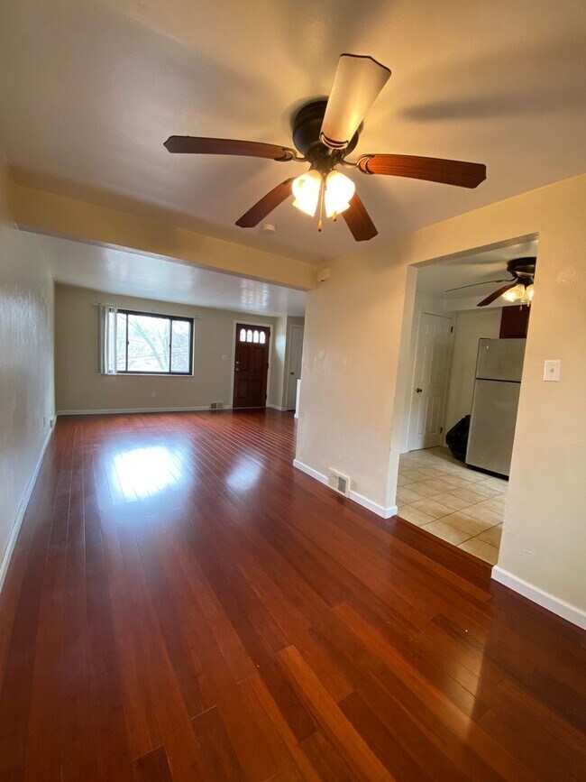 Building Photo - Amazing Duplex in Castle Shannon!