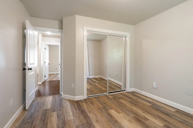 Foto del edificio - 1819 N Center Ln