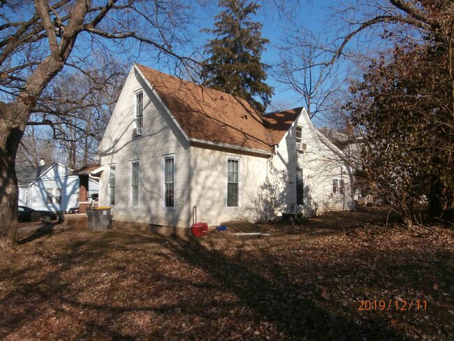 Building Photo - 803 S Washington St