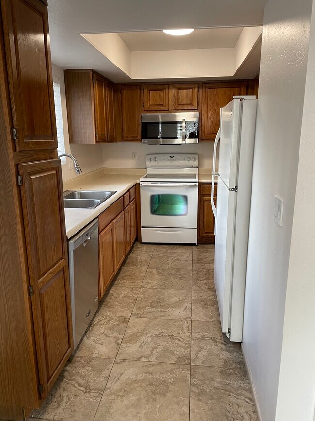 Kitchen - 333 W Leroux St