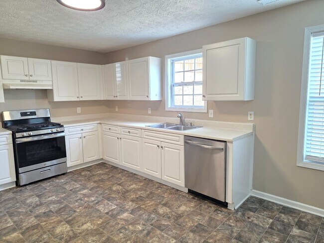 Building Photo - Don't miss out on this updated 3 bed 2.5 bath home located in Hiram