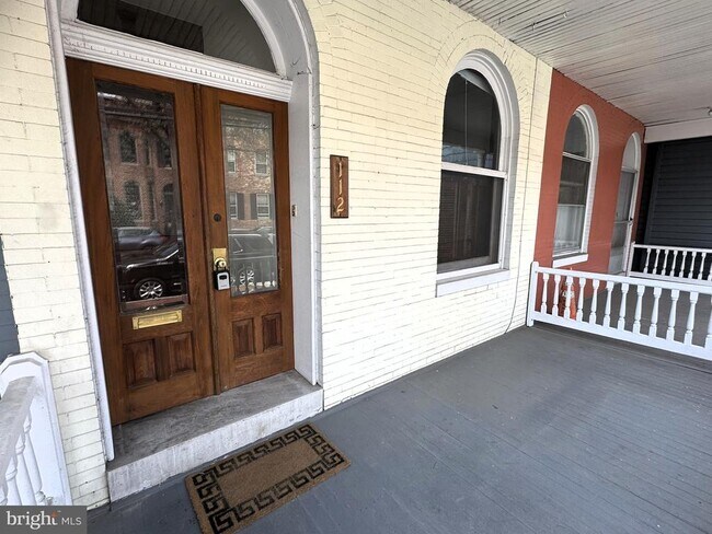 Foto del edificio - 112 E 3rd St