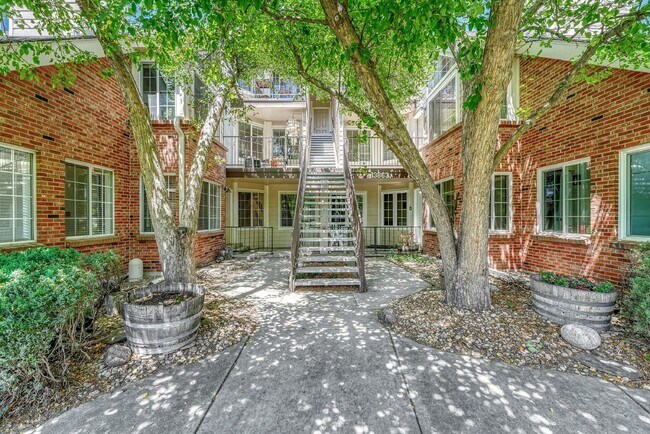 Building Photo - 1Bed/1Bath/1 Den + 1Attached Garage Townho...