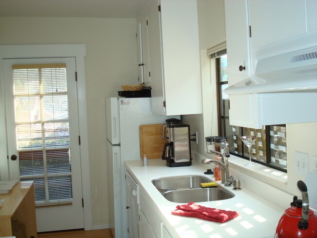 Building Photo - 305 Bridgeway