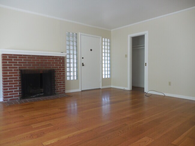Building Photo - Cute and Quaint 2/1 Near Mills Peninsula!