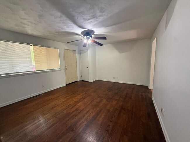 Building Photo - 902 S Prince Ln