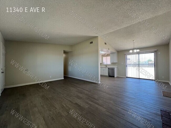 Foto del edificio - 11340 E Avenue R
