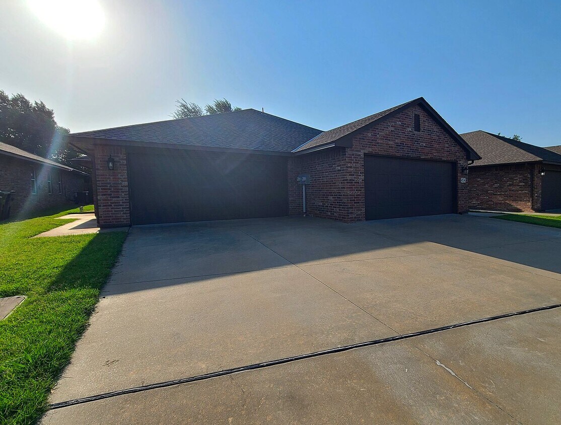 Primary Photo - Newer Duplex in Edmond