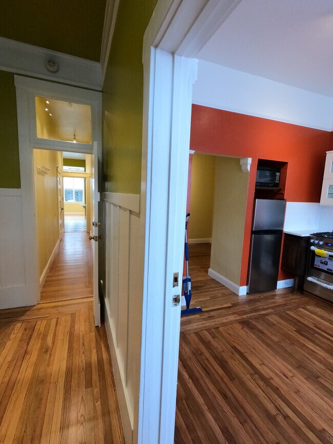 Shared Entrance Foyer - 6029 California St