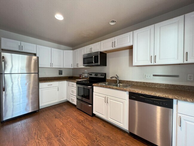 Foto del edificio - Cozy 2-Bedroom Home with Private Patio & C...