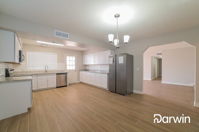 Foto del edificio - 7419 W Hatcher Rd