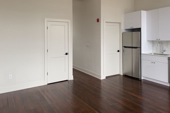 Building Photo - Burton One Bedroom