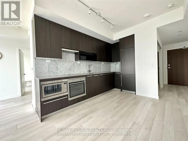 Building Photo - 115-3115 McMahon Dr