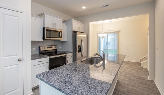 Building Photo - BEAUTIFUL 2 Bedroom Townhome in Midland
