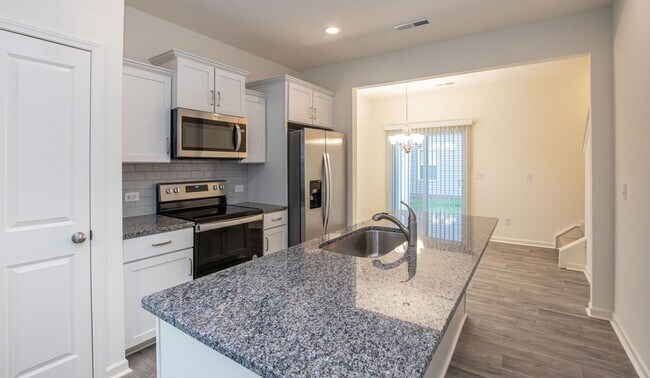 Foto del edificio - BEAUTIFUL 2 Bedroom Townhome in Midland
