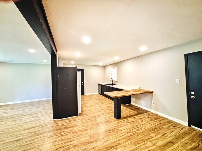 Foto del edificio - 742 Heather Ln