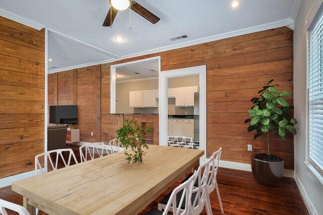 Building Photo - Craftsman Old East Dallas home only 3 mile...