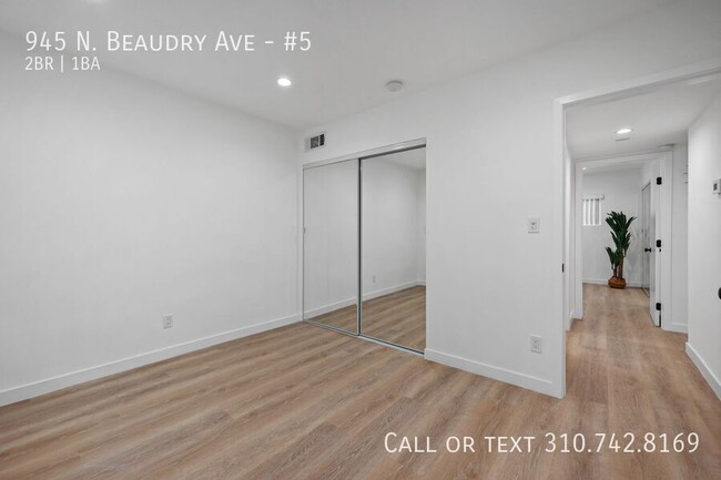 Building Photo - Fully Renovated Top Floor 2b1b With Air Co...