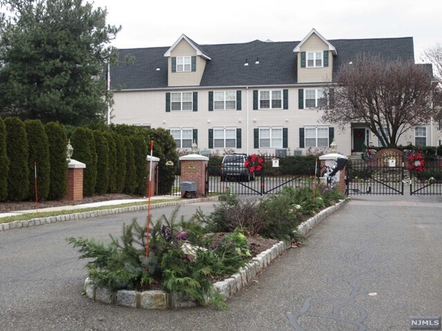 Primary Photo - 211 Cambridge Ct