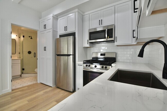 Building Photo - 6152 Woodman Ave