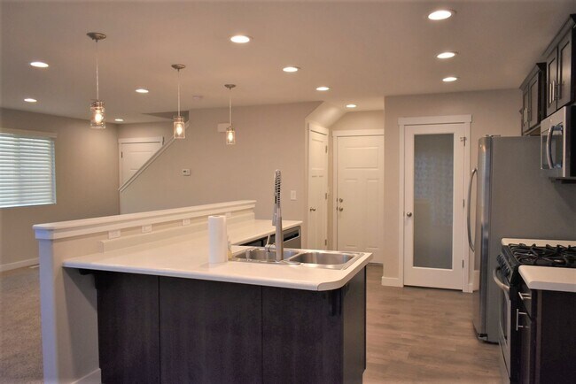 Building Photo - Spacious 3 Bedroom Townhome in Herriman Co...