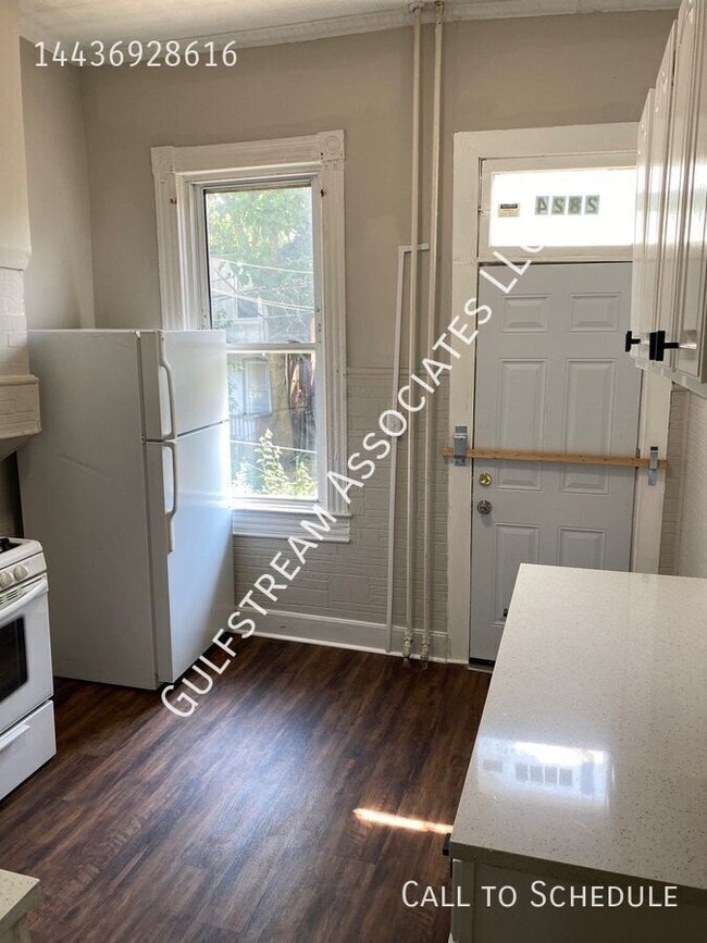 Building Photo - 2824 Parkwood Ave