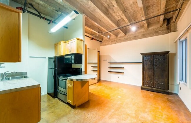 Building Photo - 312 W 5th St