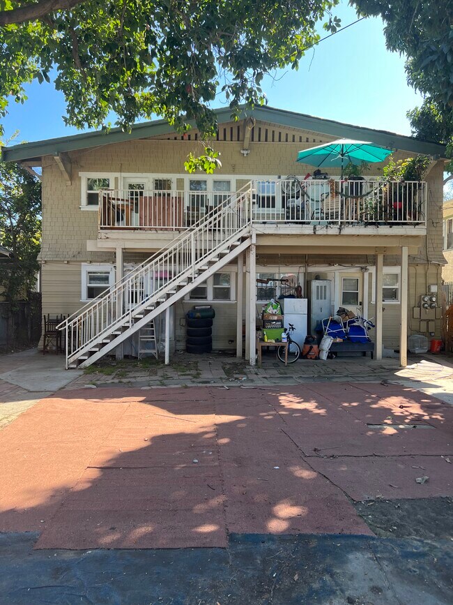 Building Photo - 1467 W Vernon Ave