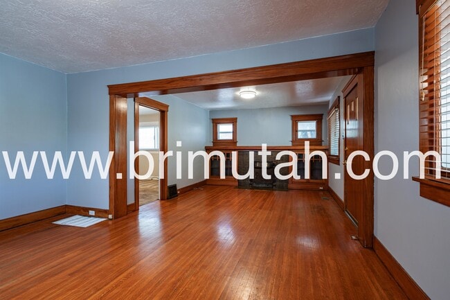 Building Photo - 628 Browning Ave S