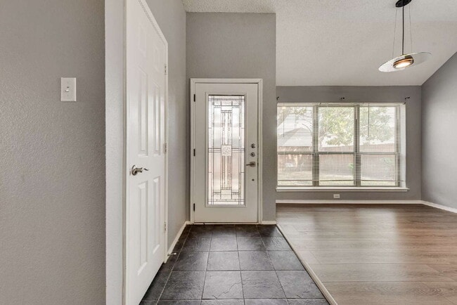 Building Photo - Garden haven 3 bed 2 bath home in H-E-B school district