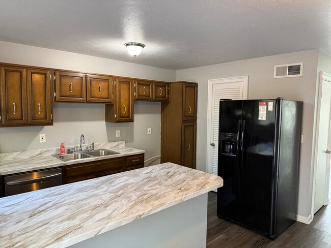 Foto del edificio - 2508 Redwood Ct
