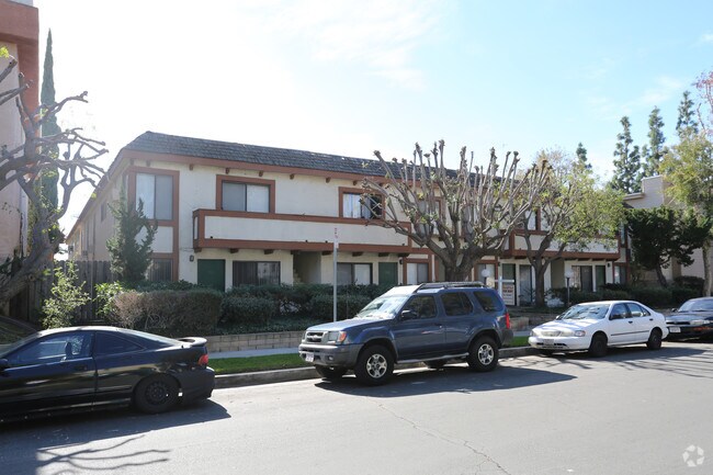 Foto del edificio - Churchill Court Apartments