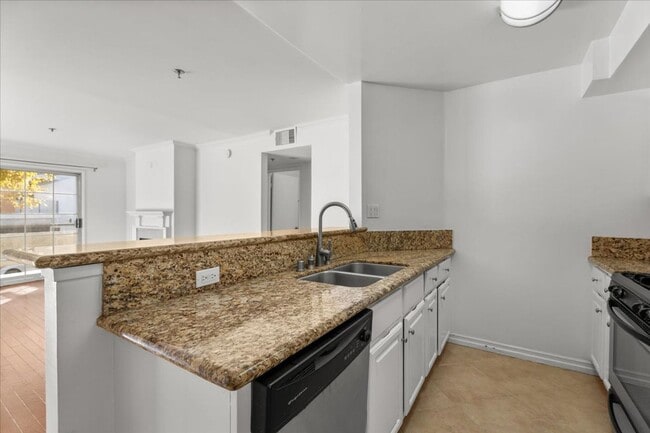 Foto del edificio - Bright 3-Bedroom Condo with Balcony and Fi...