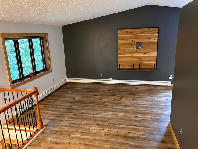 Building Photo - Beautiful 4 Bedroom, Multi-Level Family Ho...