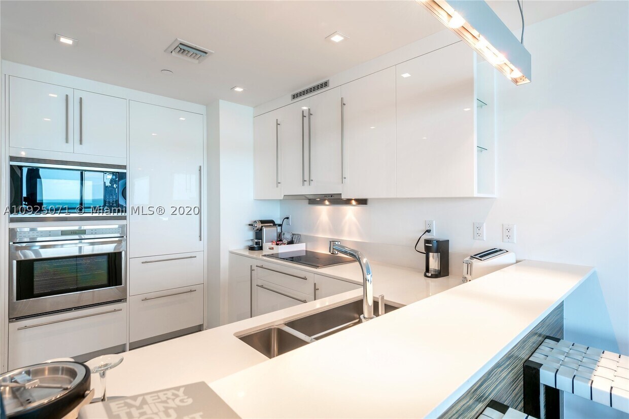 Building Photo - 2201 Collins Ave