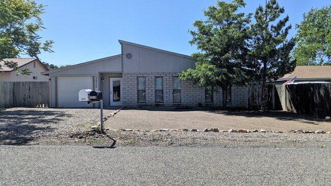 Foto del edificio - 1514 N Elaine Way