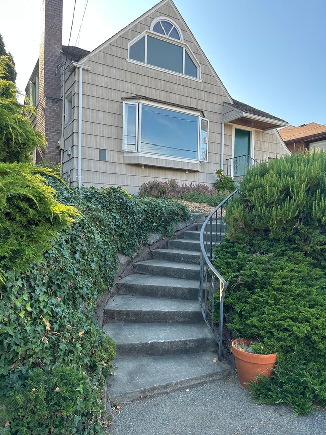 Foto del edificio - 3053 36th Ave SW