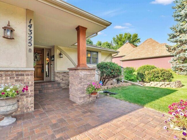 Foto del edificio - Luxury Home in Plymouth with 2-Level Primary Suite, Furnished or Unfurnished, Wayzata Schools, Pe...