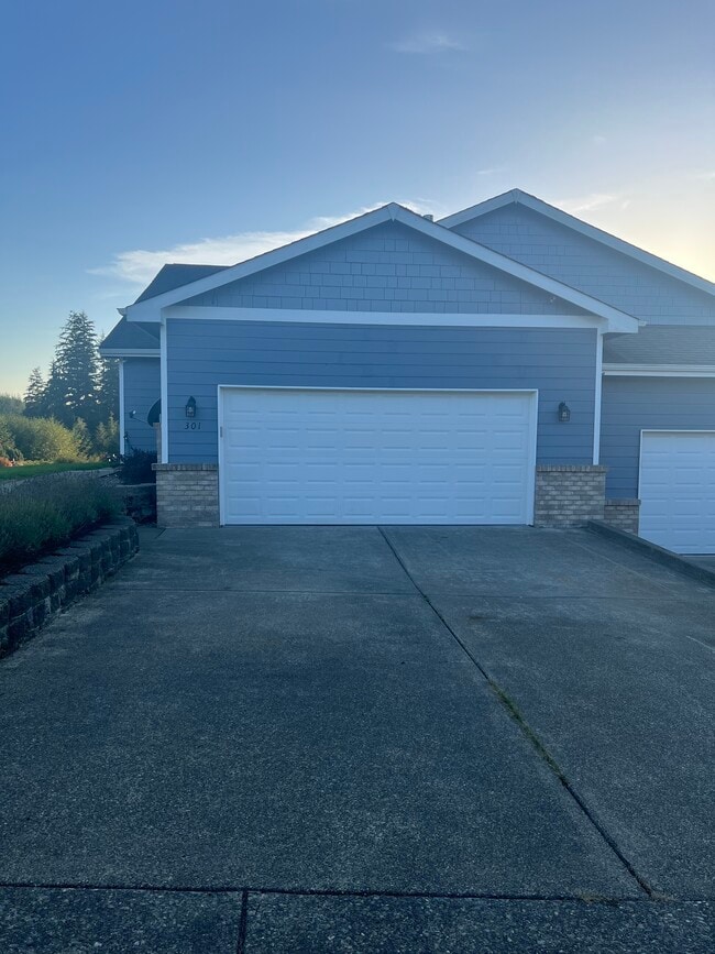 Building Photo - 301 Brant Ln