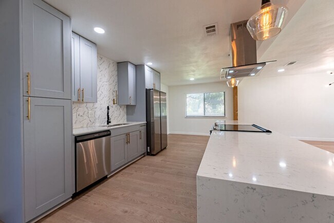 Foto del edificio - Charming 4 Bed, 2 Bath Cottage with Modern...