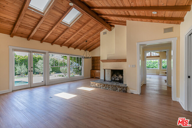Building Photo - 579 Erskine Dr