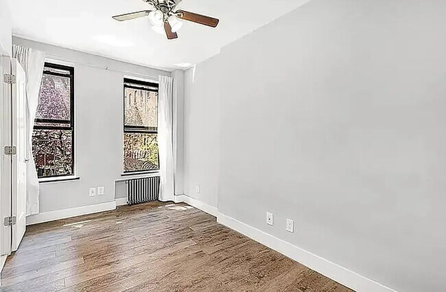 Foto del edificio - 448 W 46th ST