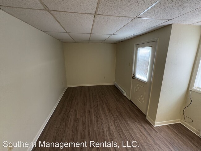 Building Photo - 2 br, 1 bath House - 147 W. Main St. Apt #4